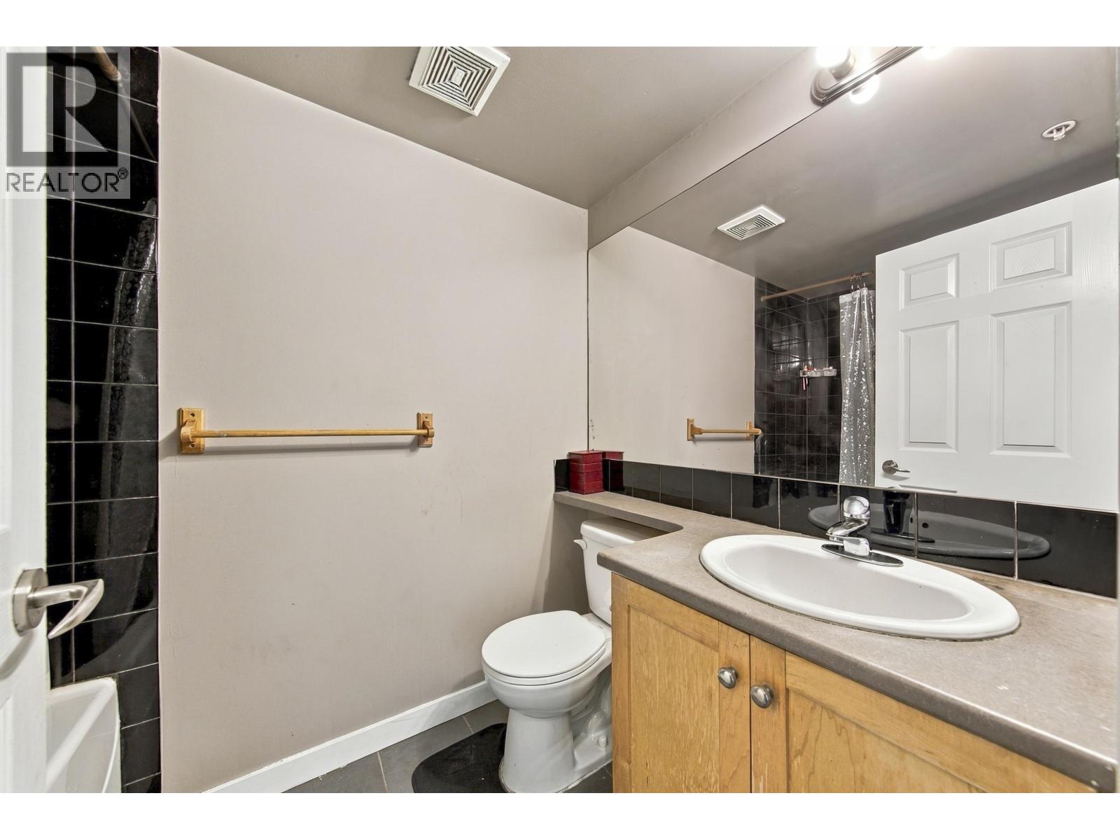 3318 240 SHERBROOKE STREET photo 8