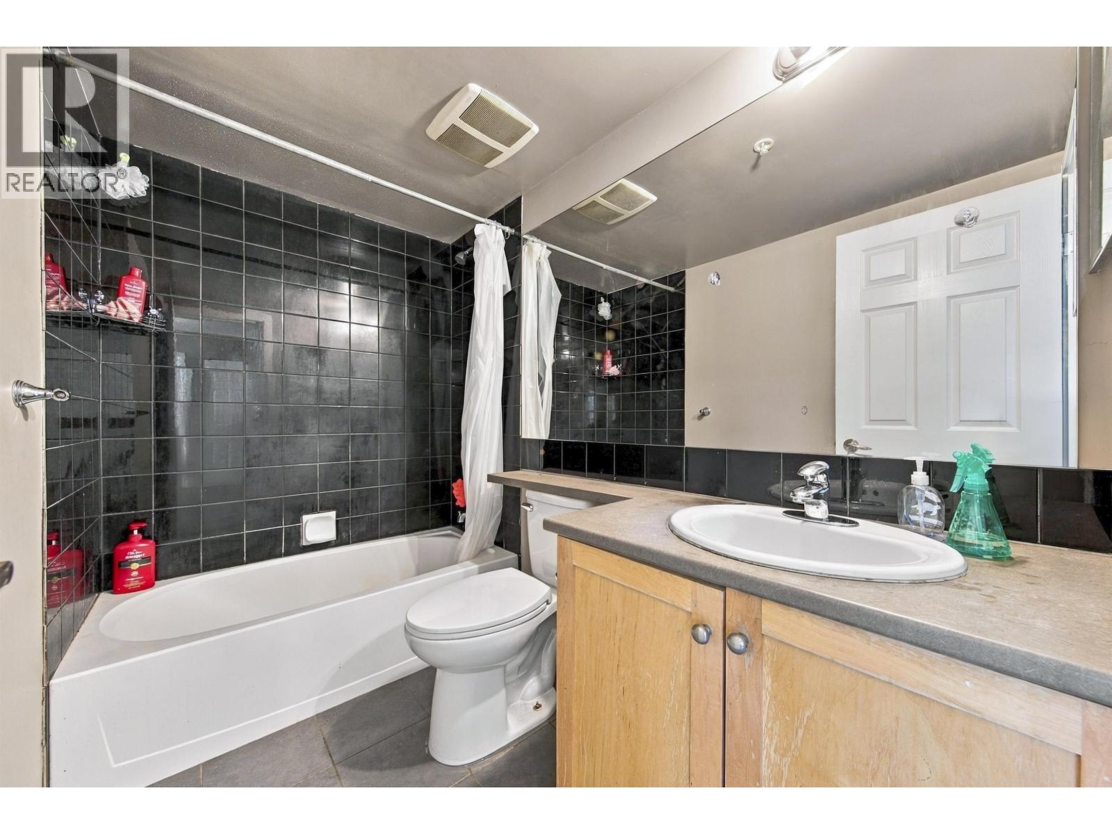 3318 240 SHERBROOKE STREET photo 4