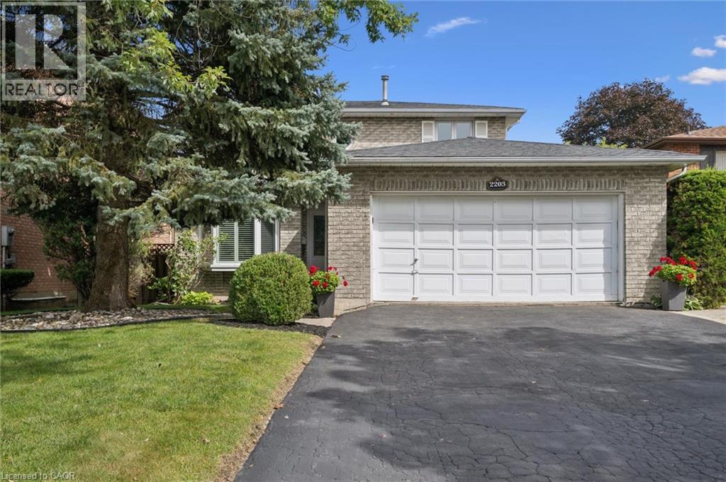 2203 Robin Drive, Mississauga, Ontario  L5K 2L5 - Photo 2 - 40865982