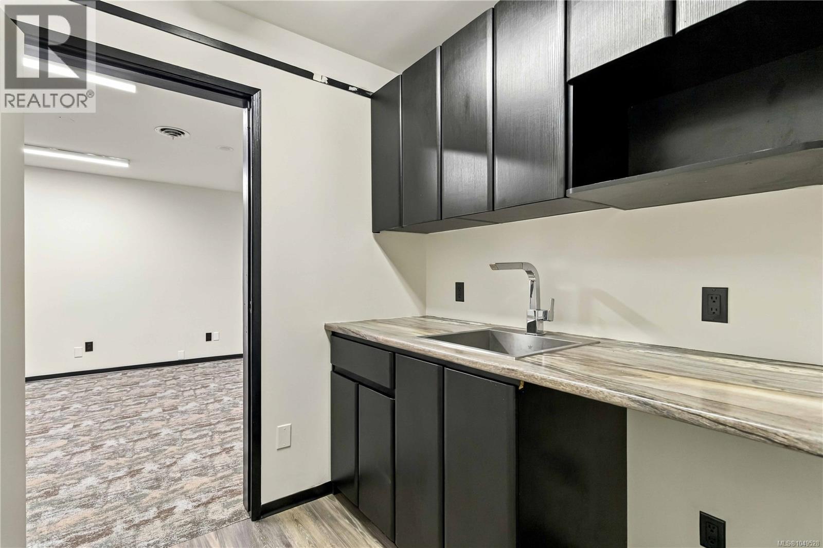 200 4252 Commerce Cir, Saanich, British Columbia V8Z 4M2 - Photo 4 - 1049528