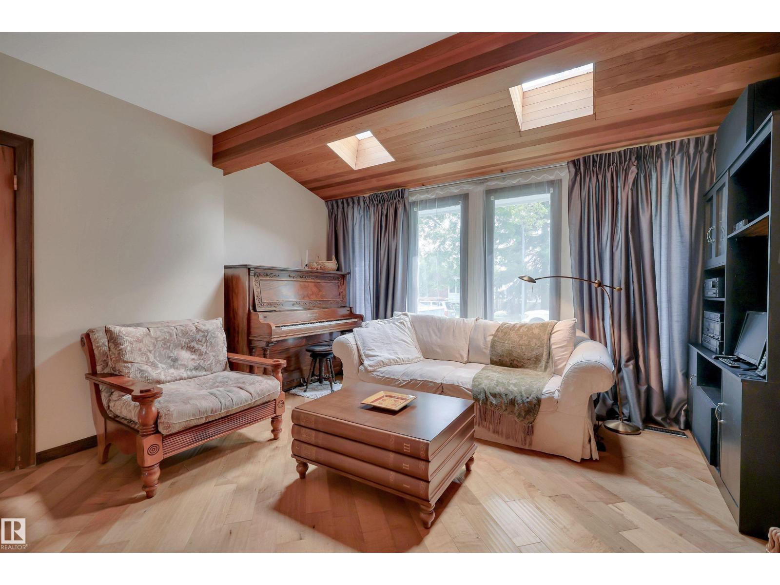 10524 75 AV NW photo 10