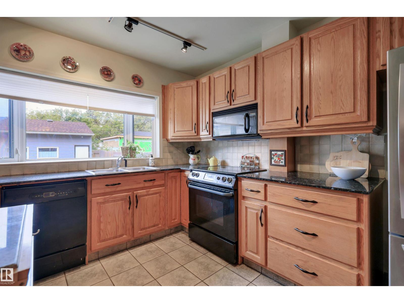 10524 75 AV NW photo 17