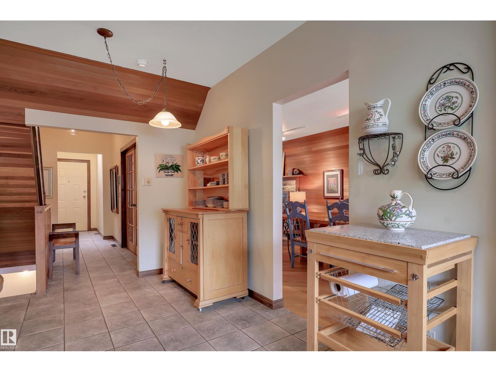 10524 75 AV NW photo 19