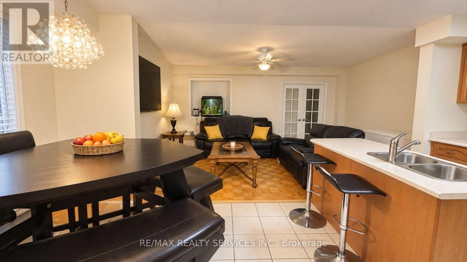 39 Cadillac Crescent, Brampton, Ontario  L7A 3B3 - Photo 2 - W13741210