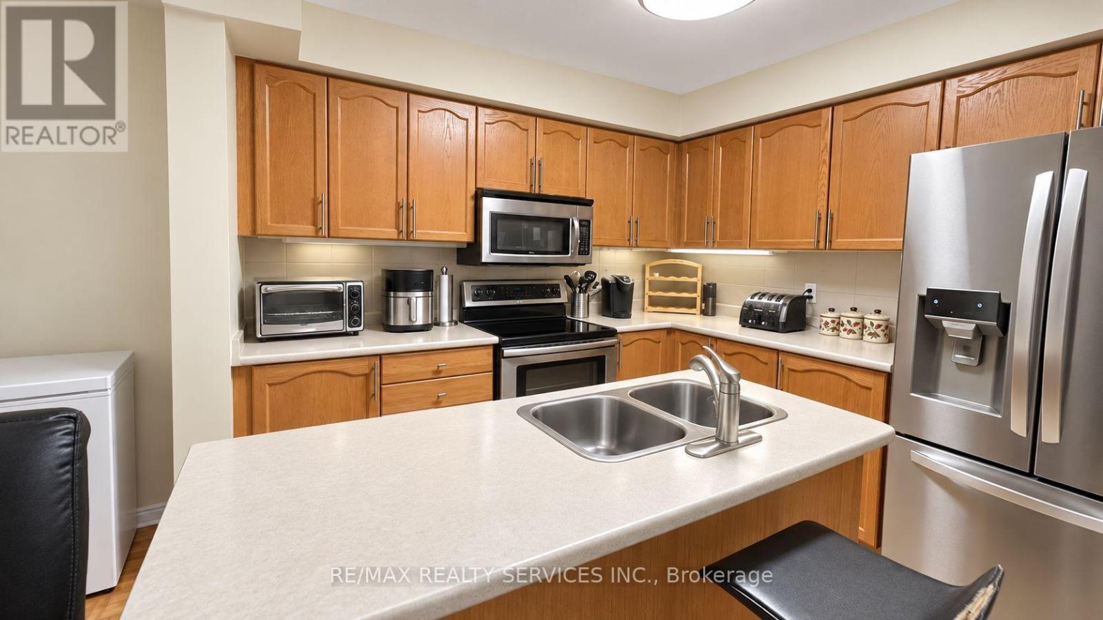 39 Cadillac Crescent, Brampton, Ontario  L7A 3B3 - Photo 3 - W13741210