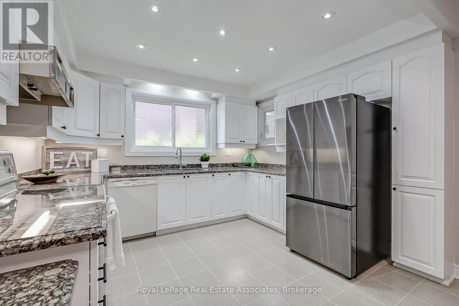 2553 Annelyn Court, Mississauga, Ontario  L5C 2Z7 - Photo 15 - W13821878
