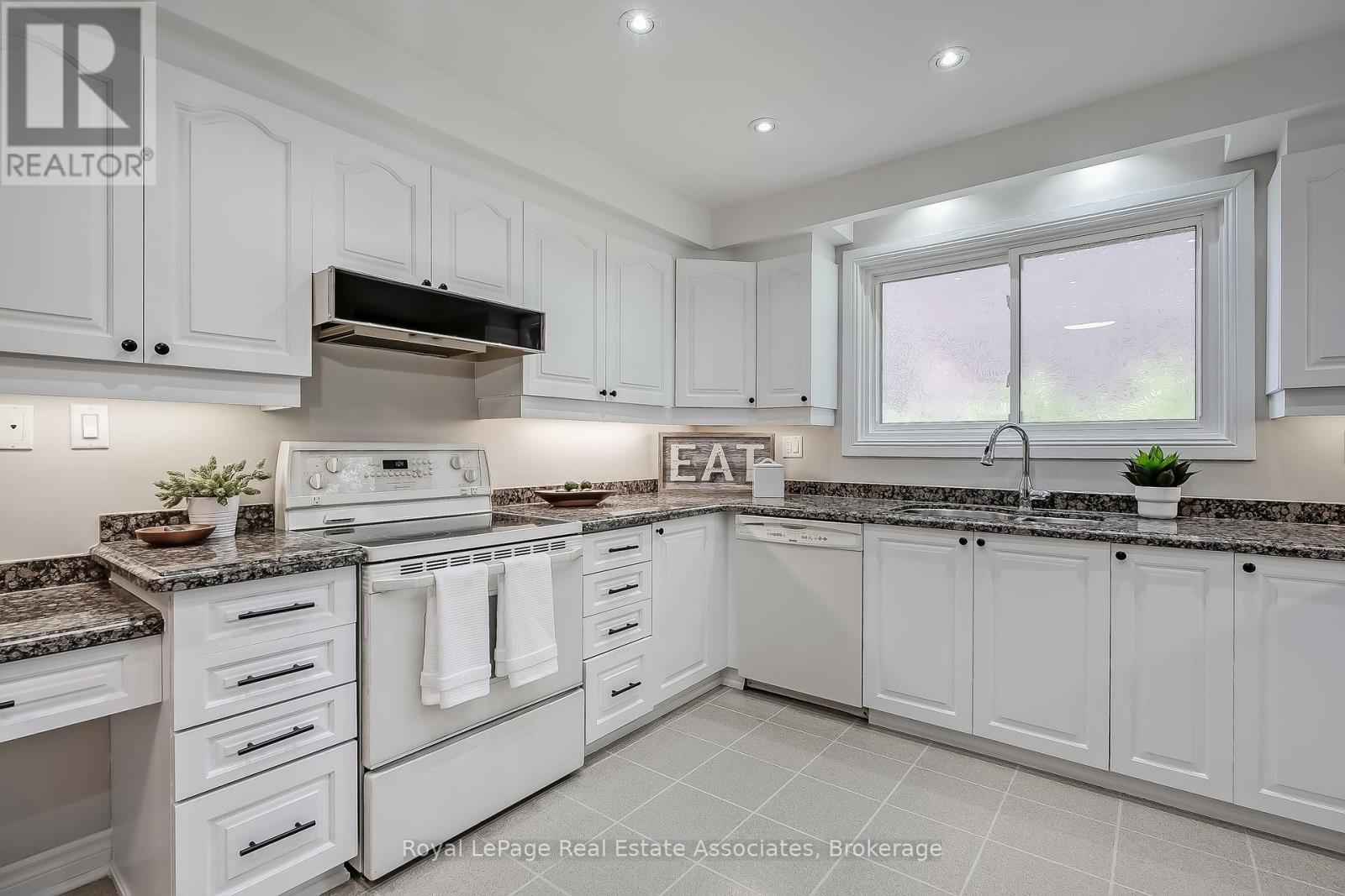 2553 Annelyn Court, Mississauga, Ontario  L5C 2Z7 - Photo 17 - W13821878