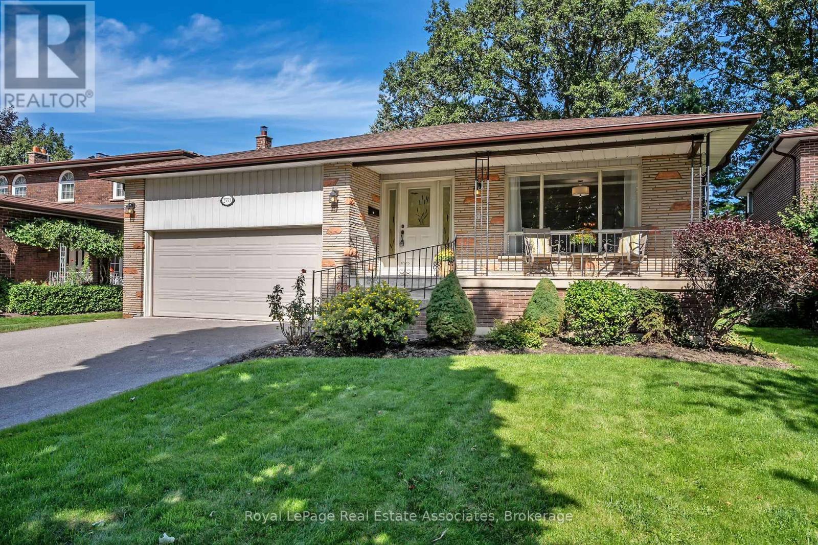 2553 Annelyn Court, Mississauga, Ontario  L5C 2Z7 - Photo 2 - W13821878