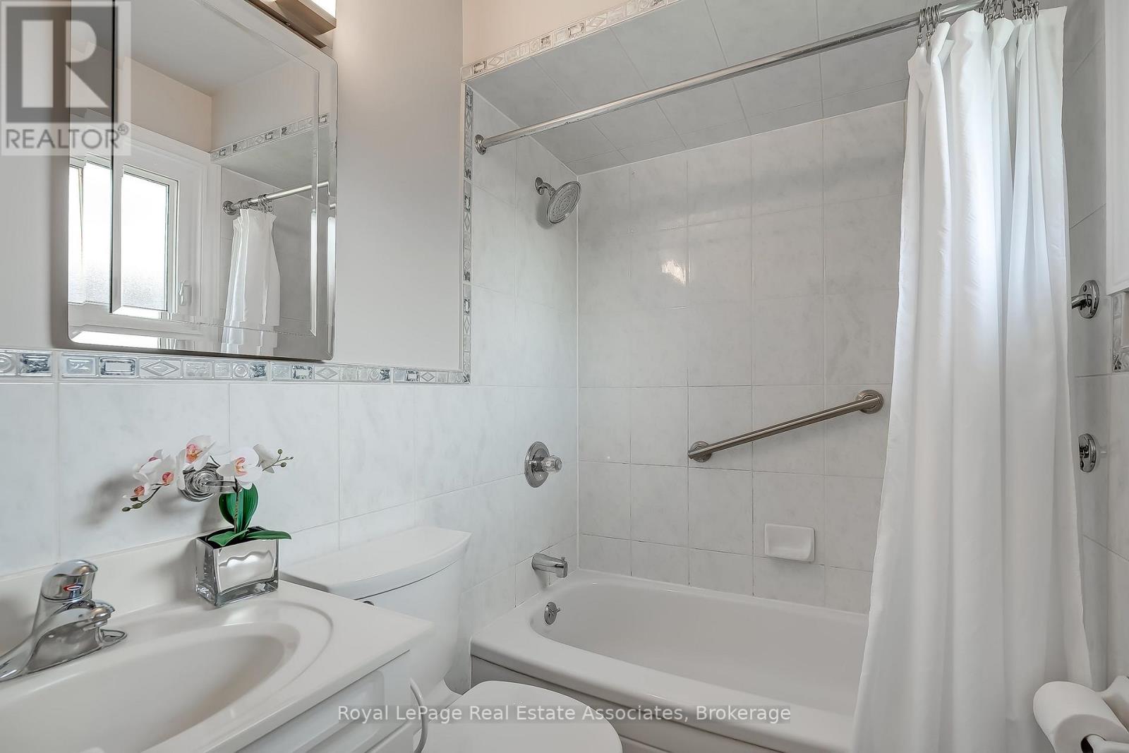 2553 Annelyn Court, Mississauga, Ontario  L5C 2Z7 - Photo 23 - W13821878