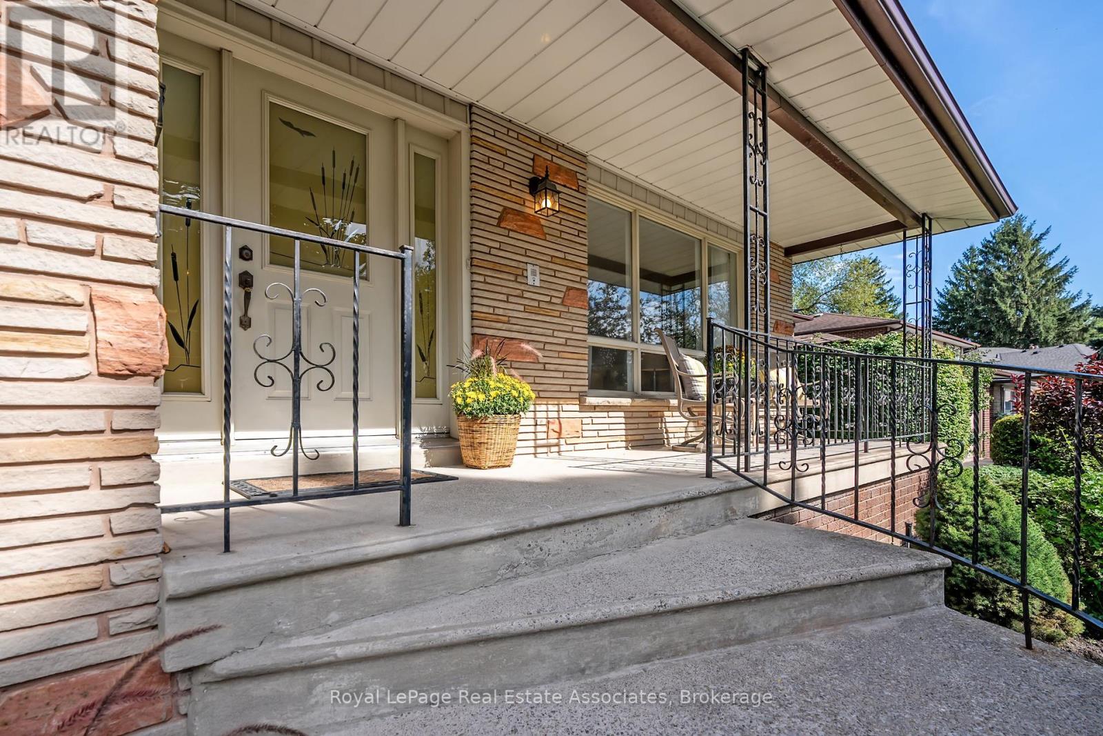 2553 Annelyn Court, Mississauga, Ontario  L5C 2Z7 - Photo 3 - W13821878