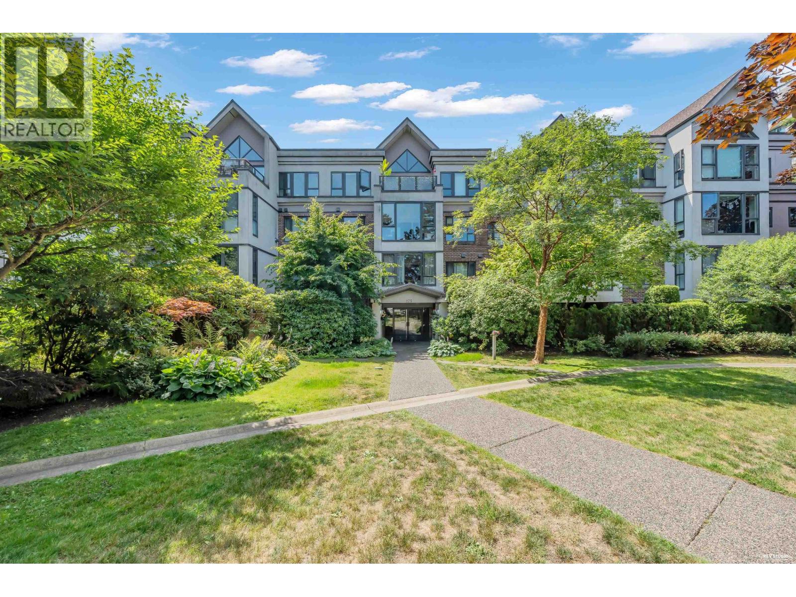 210 175 E 10TH STREET, North Vancouver, British Columbia