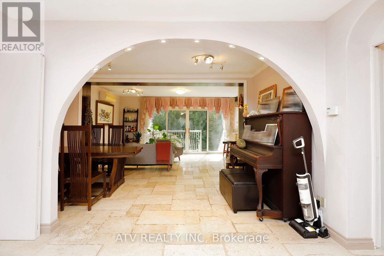235 Saint Marks Road, Toronto, Ontario M6S 2J1 - Photo 10 - W13804706