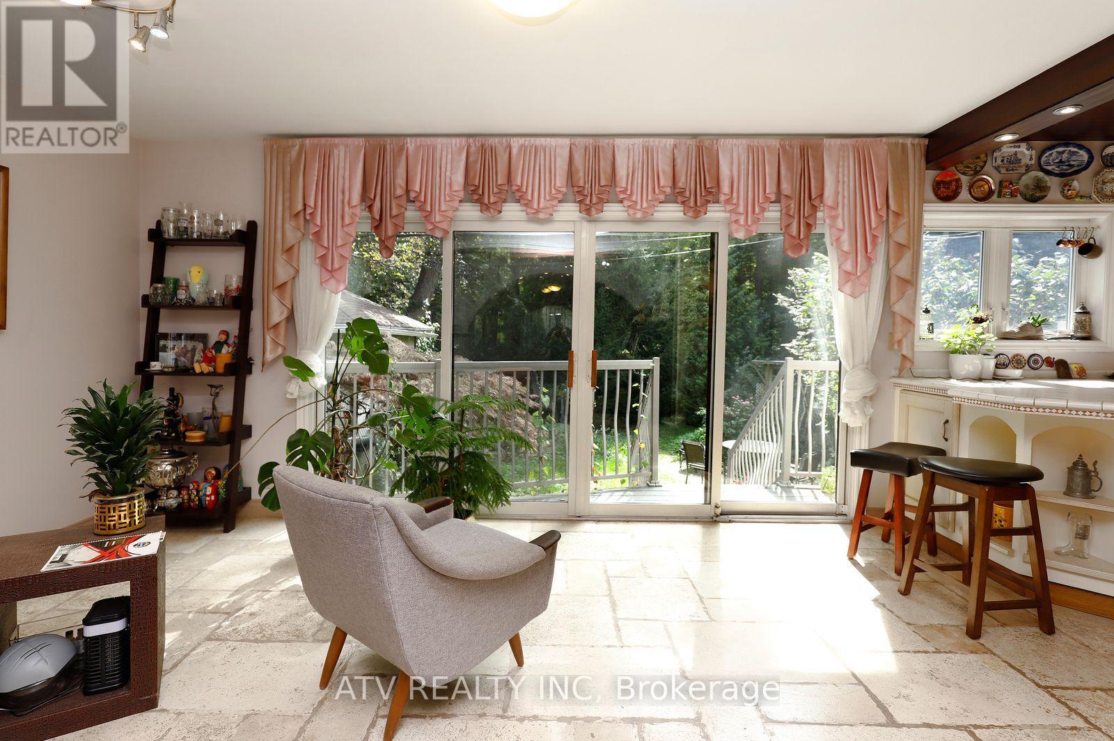 235 Saint Marks Road, Toronto, Ontario M6S 2J1 - Photo 14 - W13804706