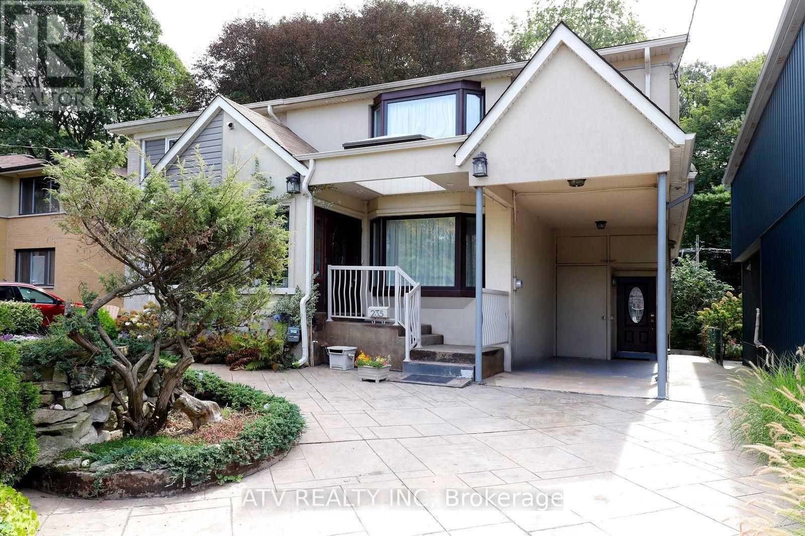 235 Saint Marks Road, Toronto, Ontario M6S 2J1 - Photo 2 - W13804706