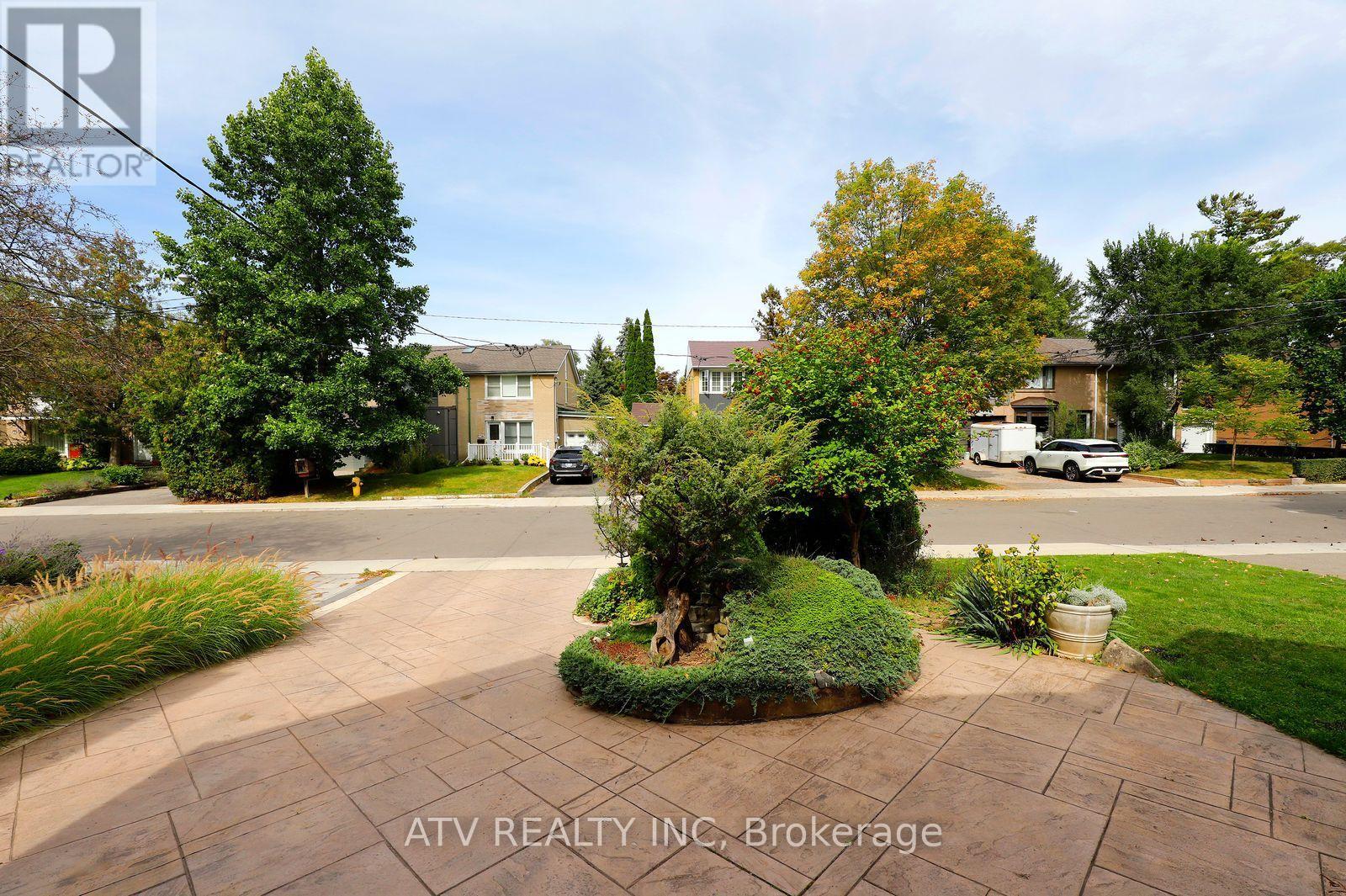 235 Saint Marks Road, Toronto, Ontario M6S 2J1 - Photo 3 - W13804706