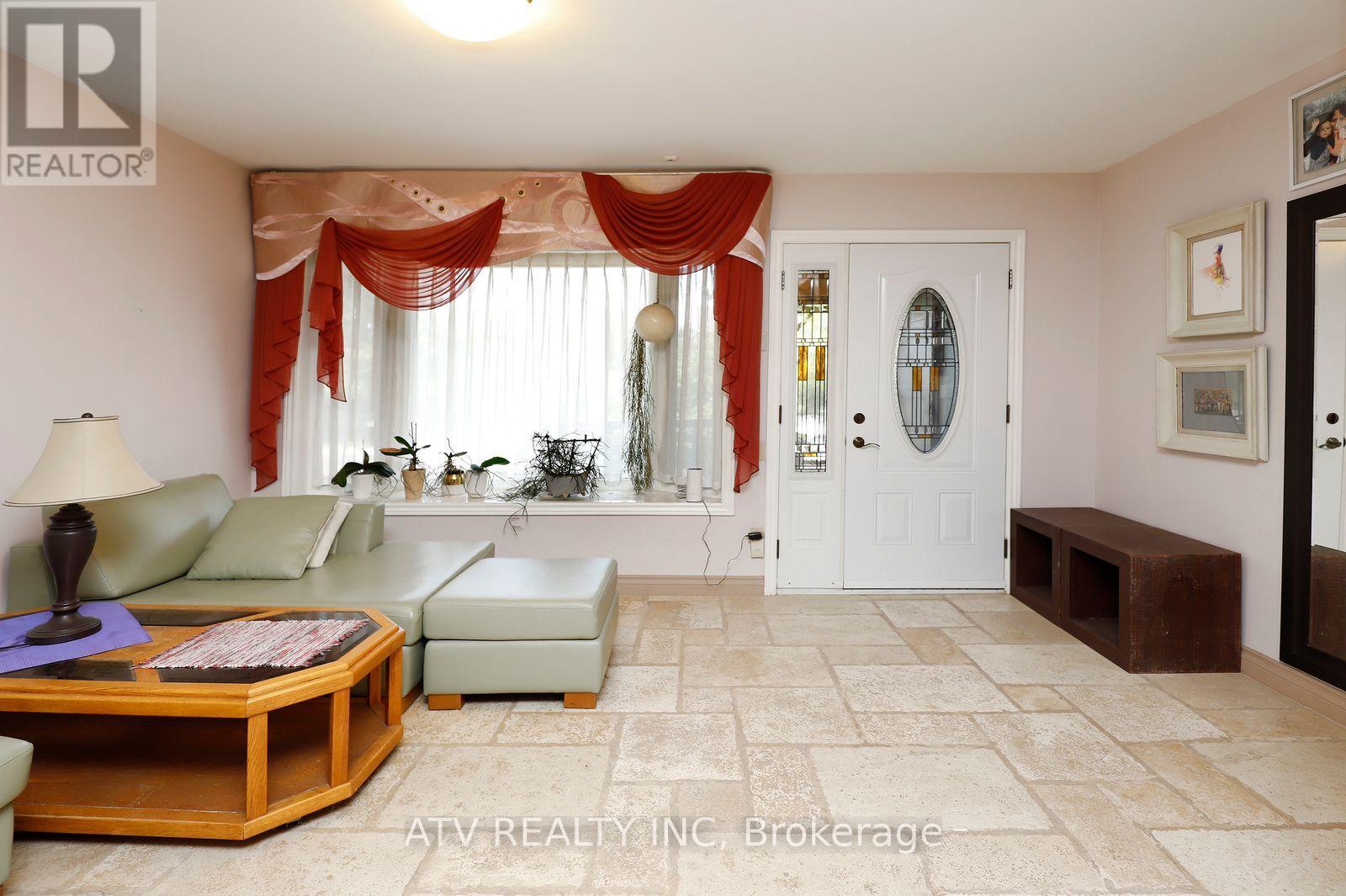 235 Saint Marks Road, Toronto, Ontario M6S 2J1 - Photo 6 - W13804706