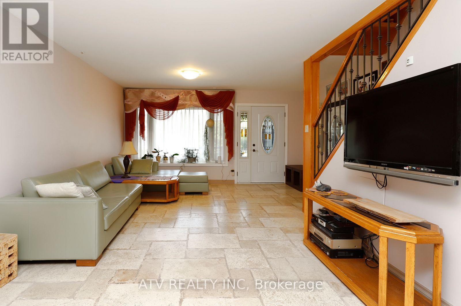 235 Saint Marks Road, Toronto, Ontario M6S 2J1 - Photo 8 - W13804706