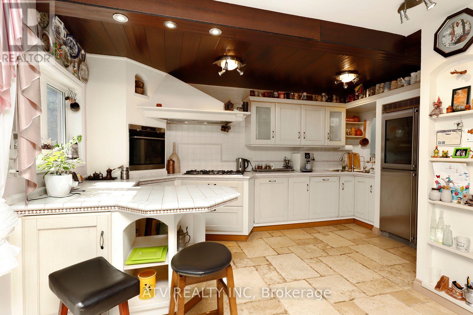235 Saint Marks Road, Toronto, Ontario M6S 2J1 - Photo 15 - W13804706