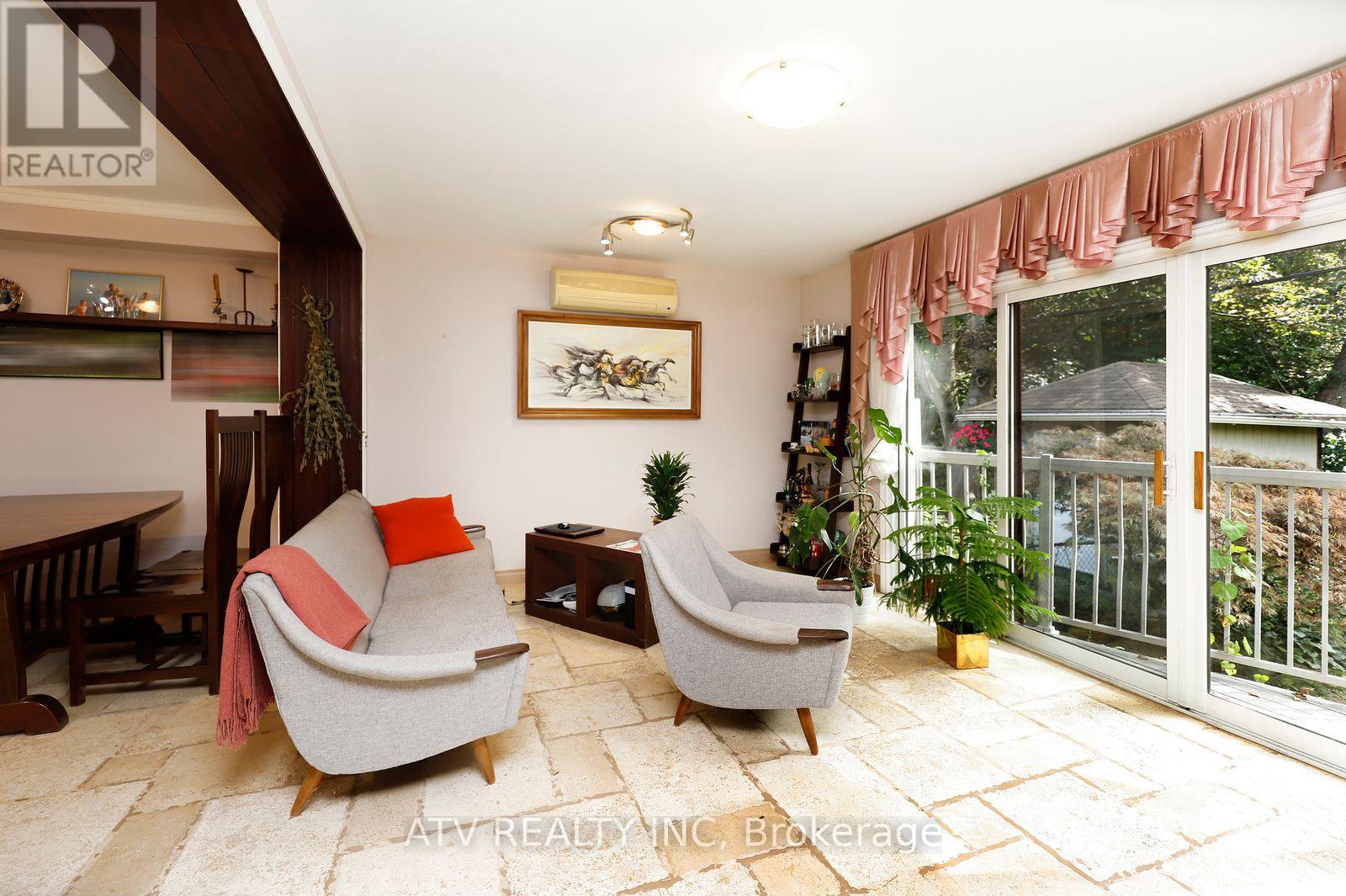 235 Saint Marks Road, Toronto, Ontario M6S 2J1 - Photo 13 - W13804706