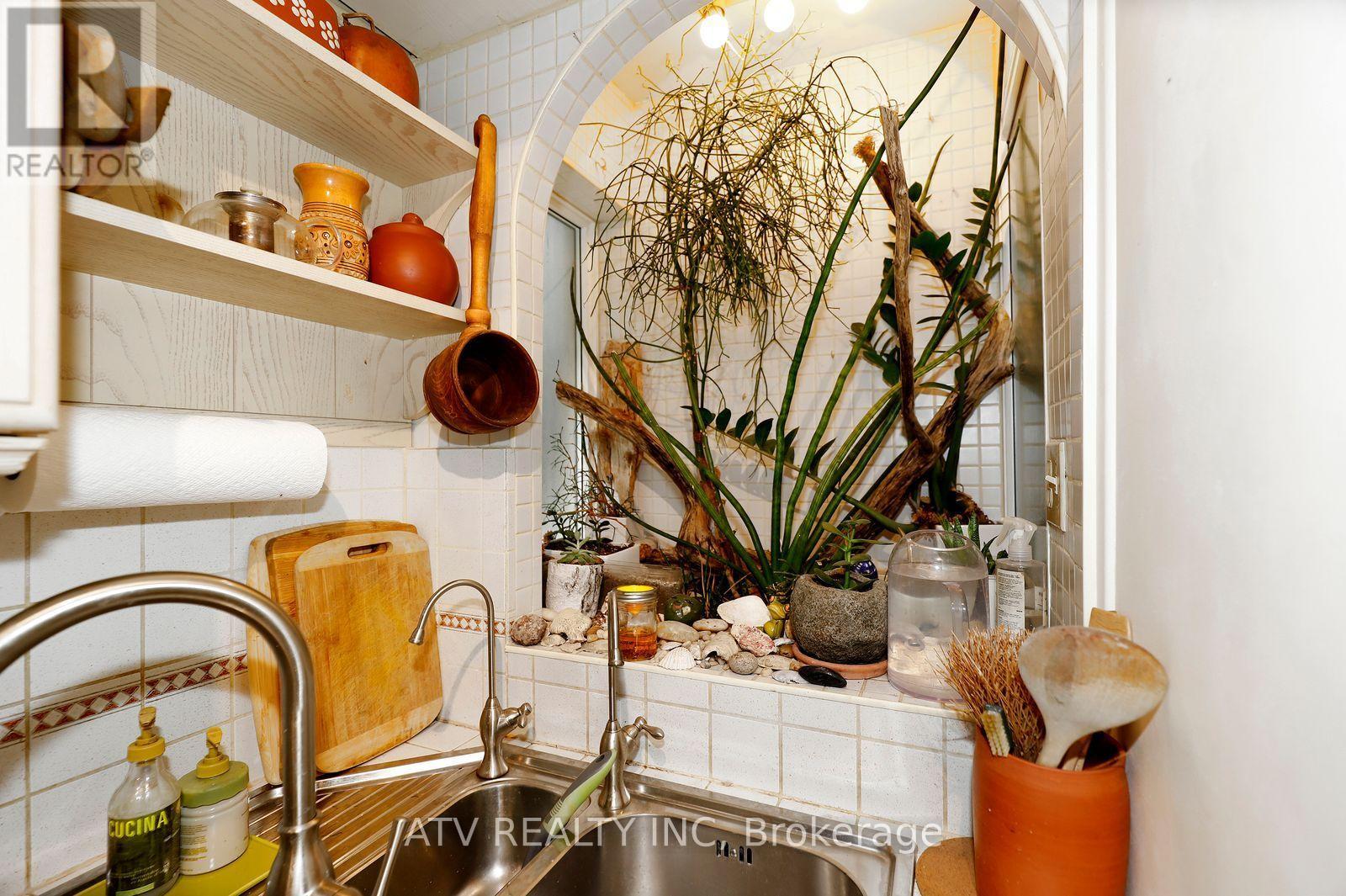 235 Saint Marks Road, Toronto, Ontario M6S 2J1 - Photo 19 - W13804706