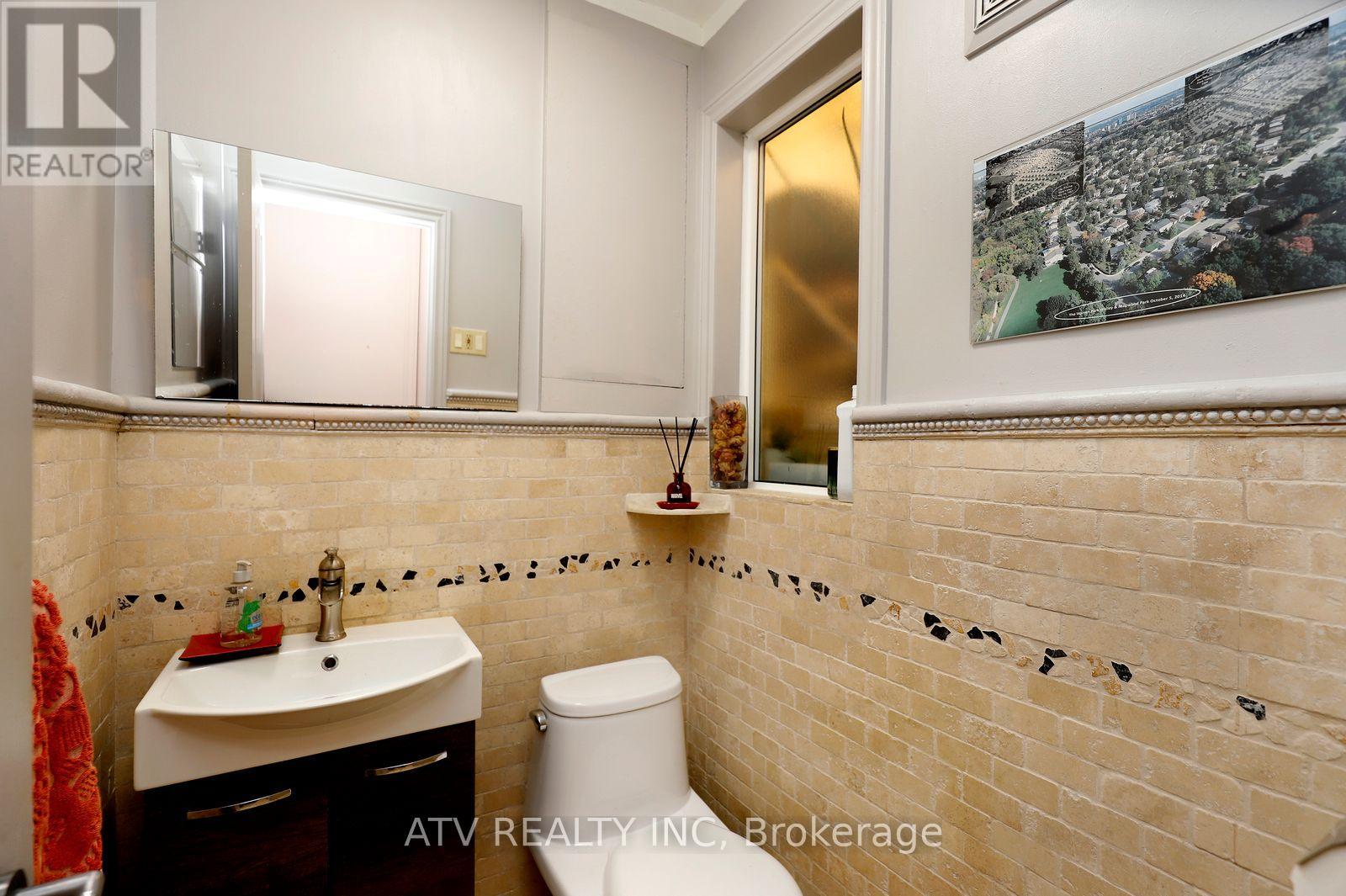 235 Saint Marks Road, Toronto, Ontario M6S 2J1 - Photo 20 - W13804706