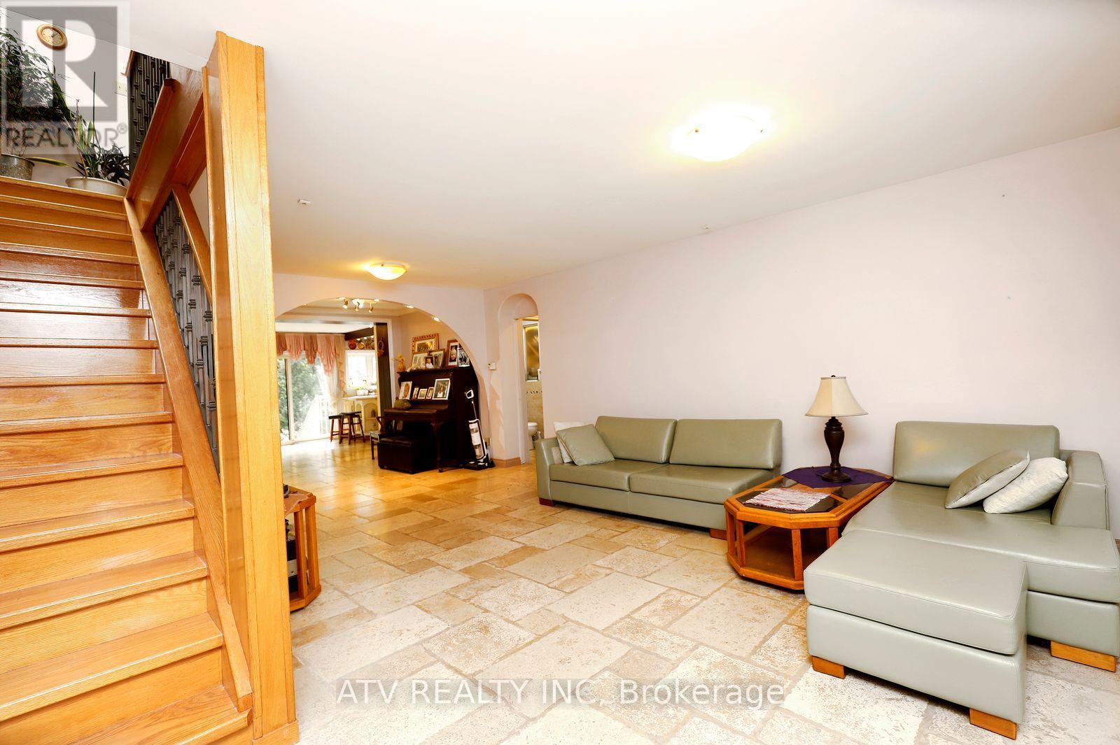 235 Saint Marks Road, Toronto, Ontario M6S 2J1 - Photo 5 - W13804706