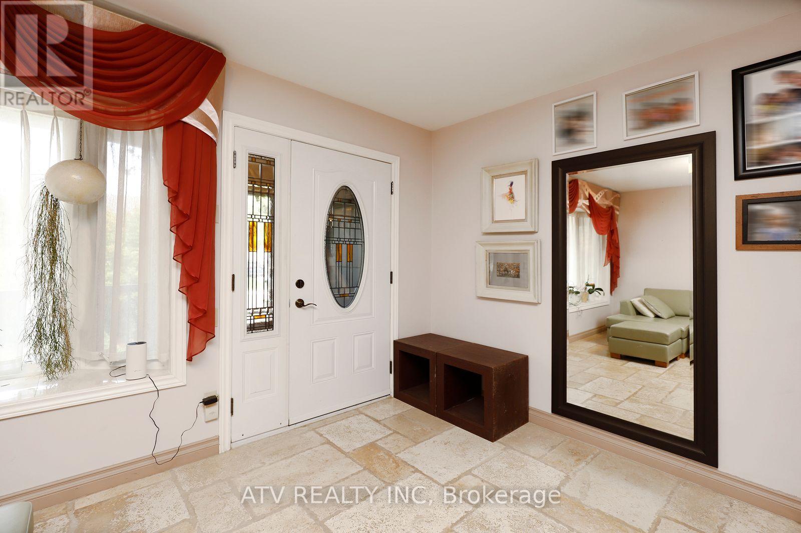 235 Saint Marks Road, Toronto, Ontario M6S 2J1 - Photo 4 - W13804706