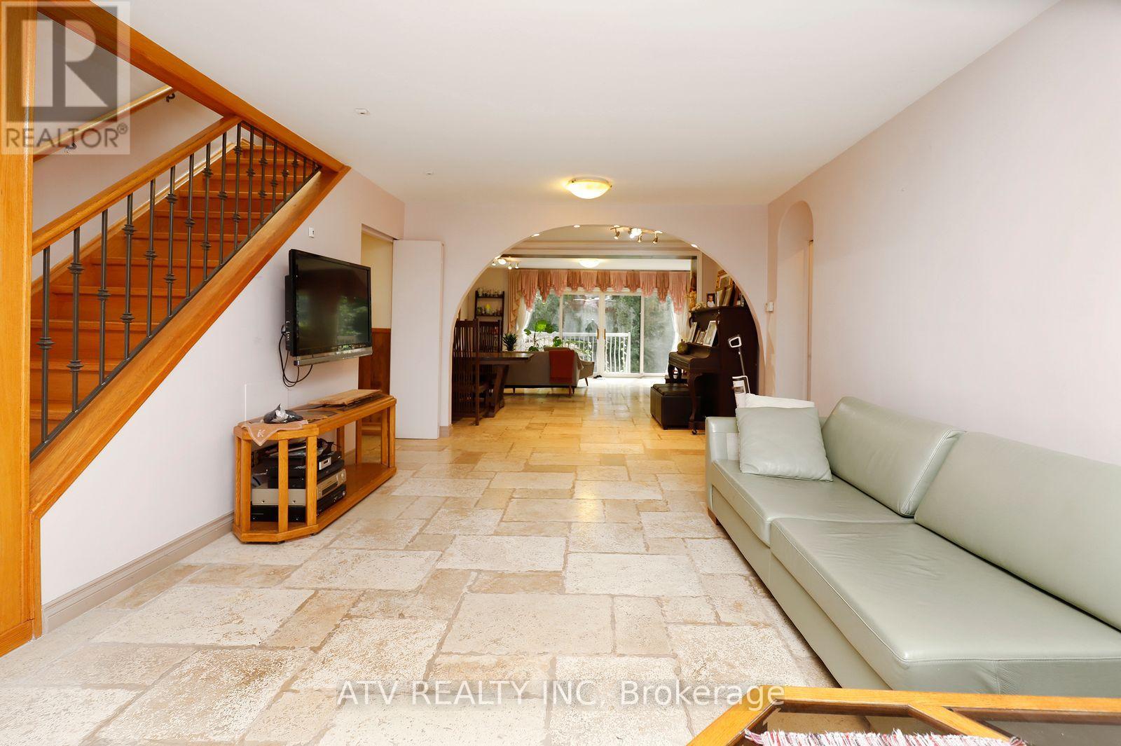 235 Saint Marks Road, Toronto, Ontario M6S 2J1 - Photo 9 - W13804706