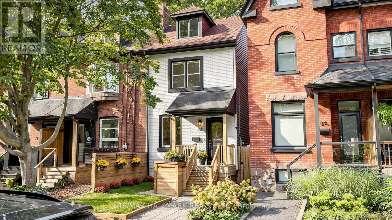 82 CAROLINE AVENUE, Toronto, Ontario