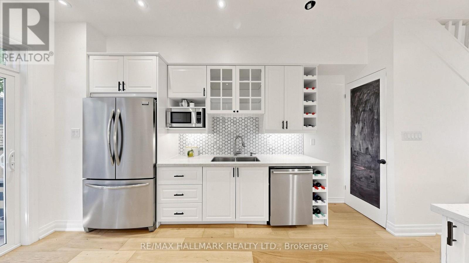 82 Caroline Avenue, Toronto, Ontario  M4M 2X7 - Photo 13 - E13821934