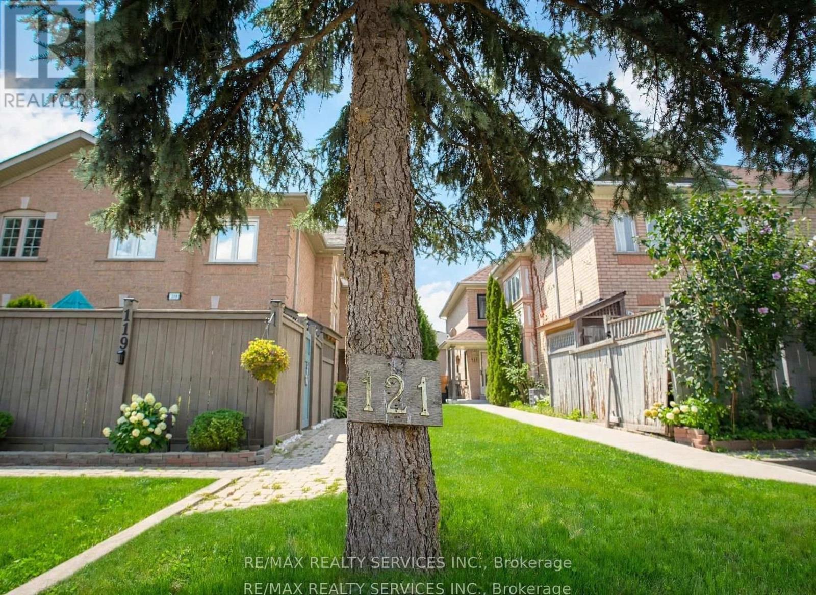 121 Pressed Brick Drive, Brampton, Ontario  L6V 4K5 - Photo 3 - W13816676
