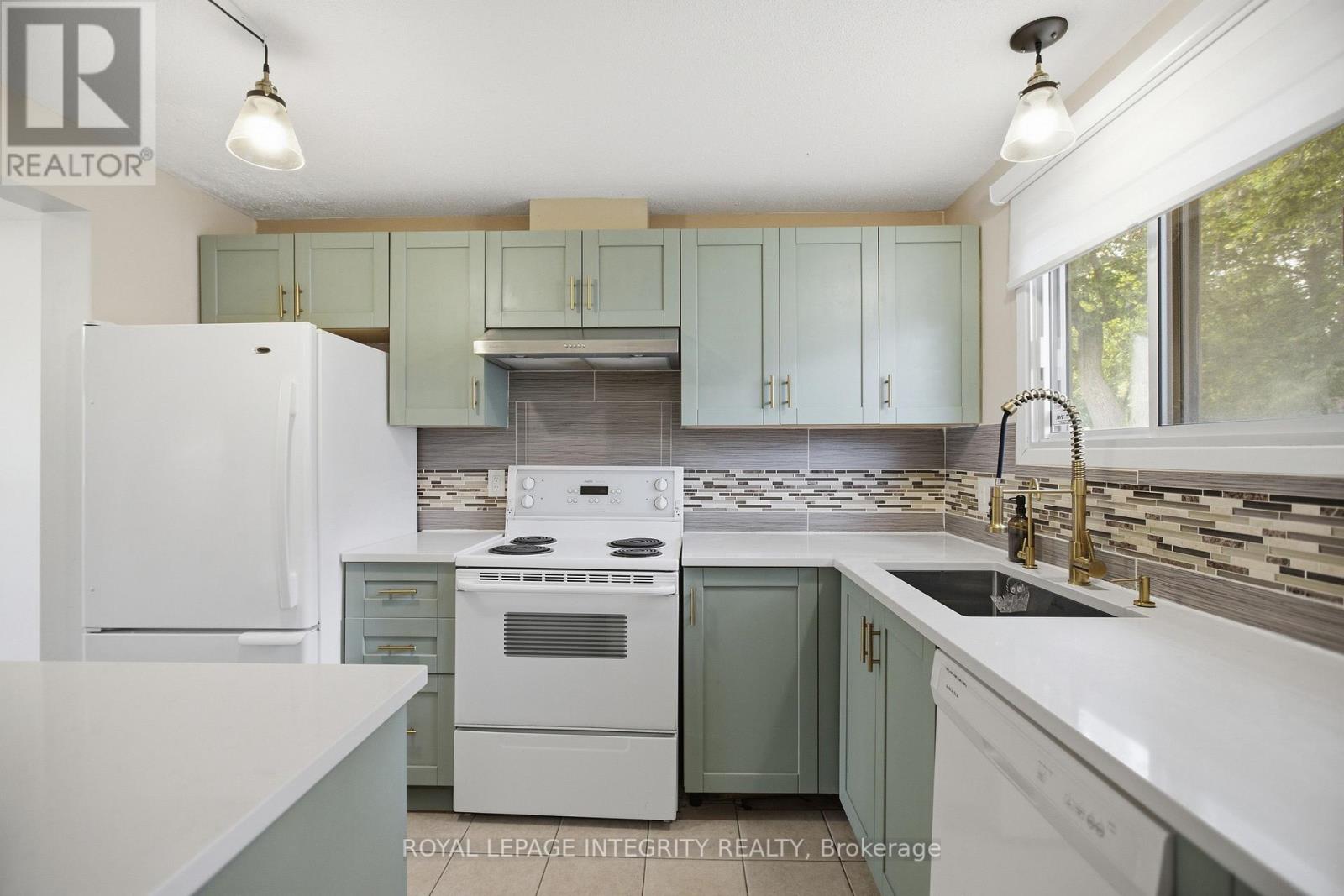 1248 Bethamy Lane, Ottawa, Ontario  K1J 8P4 - Photo 6 - X13792156