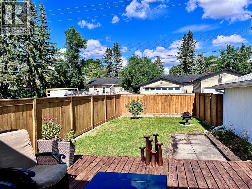 Beatiful landscaped yard back