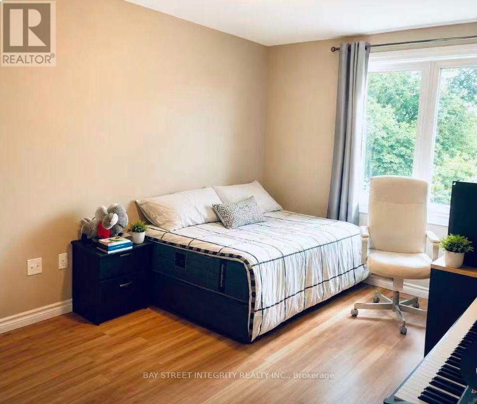 Upper 758 Bradley Avenue, London South, Ontario  N6E 1J9 - Photo 3 - X13822036