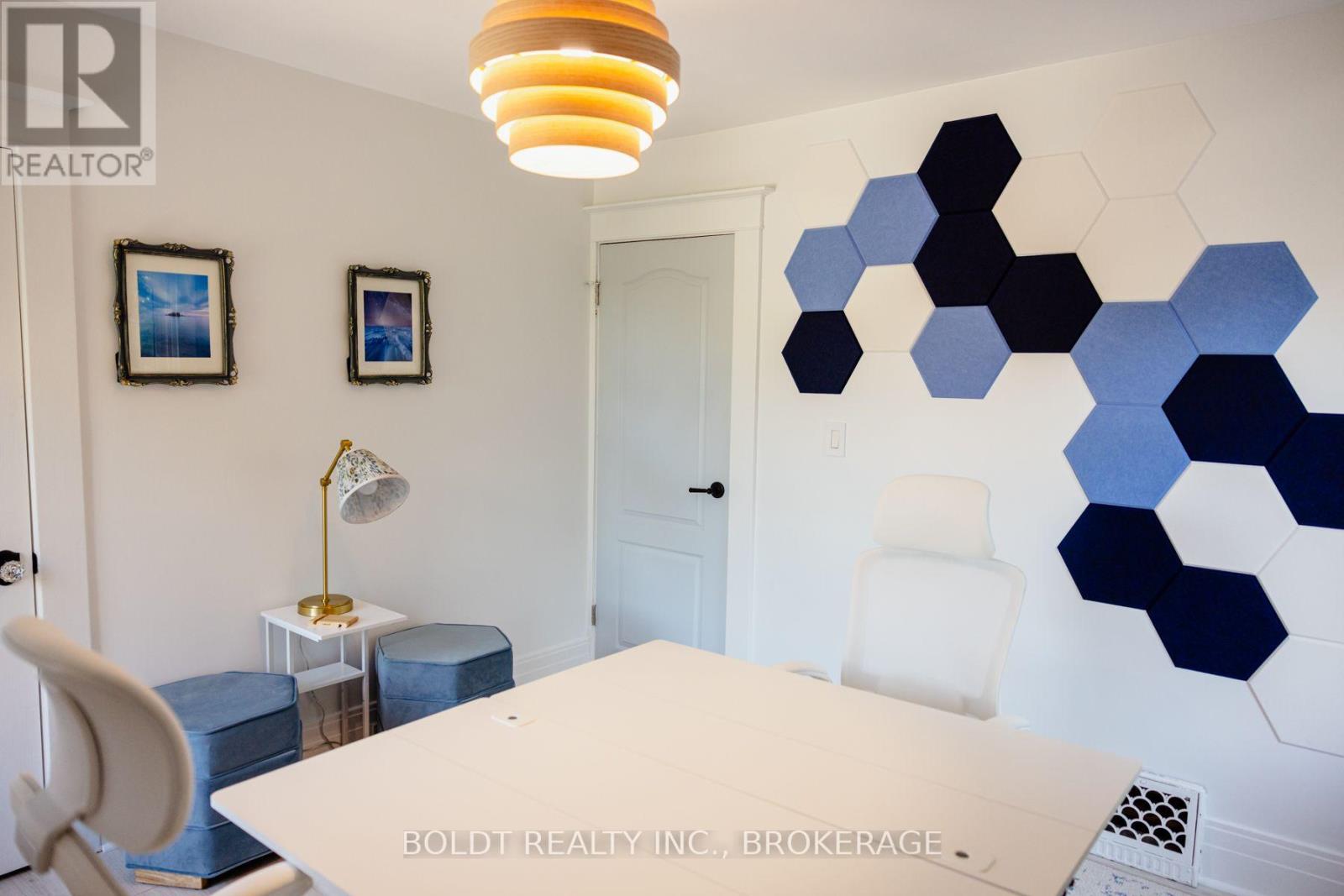 Delphinium Room - 49 Lake Street, St. Catharines, Ontario  L2R 5W9 - Photo 5 - X13822210