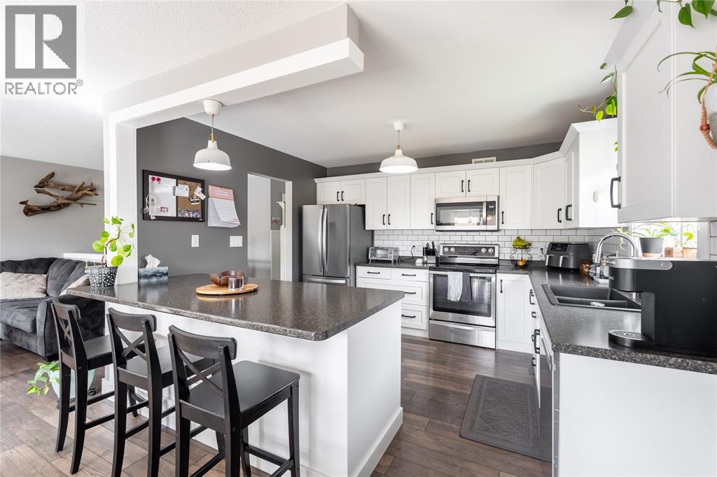 4069 Pine Street, Petrolia, Ontario N0N 1R0 - Photo 6 - 26023360