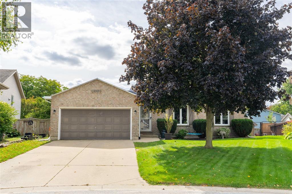 4069 Pine STREET,Petrolia,Ontario,N0N1R0,Canada