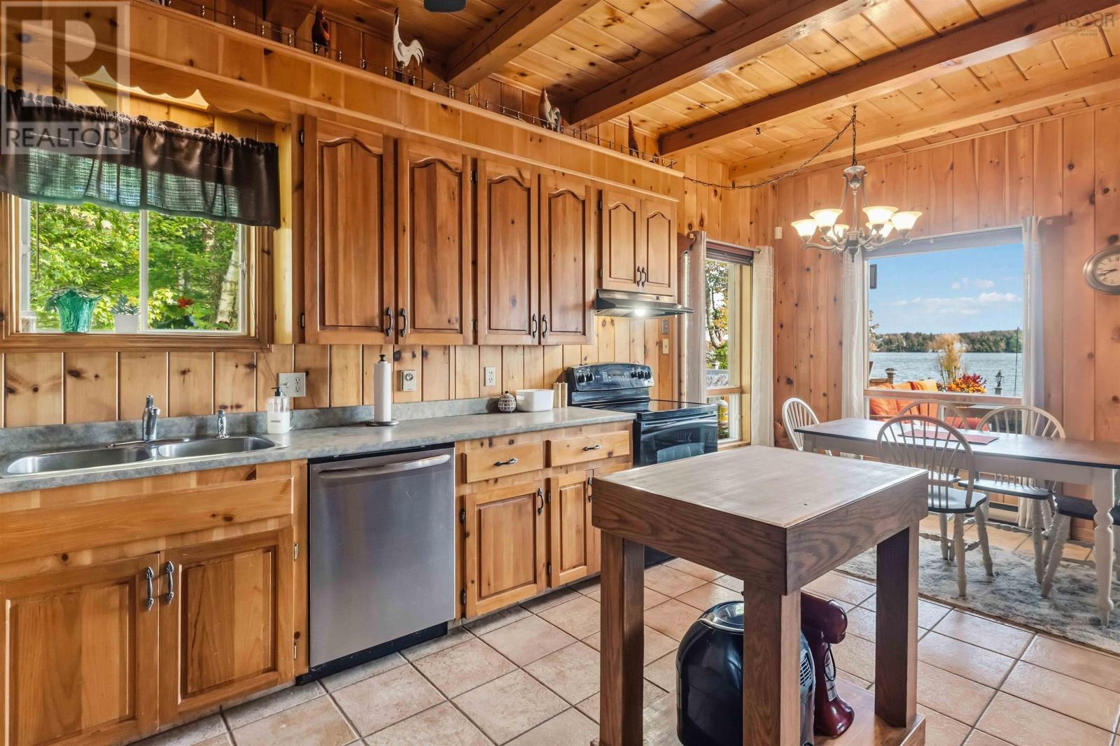 SPACIOUS KITCHEN & DINING ROOM