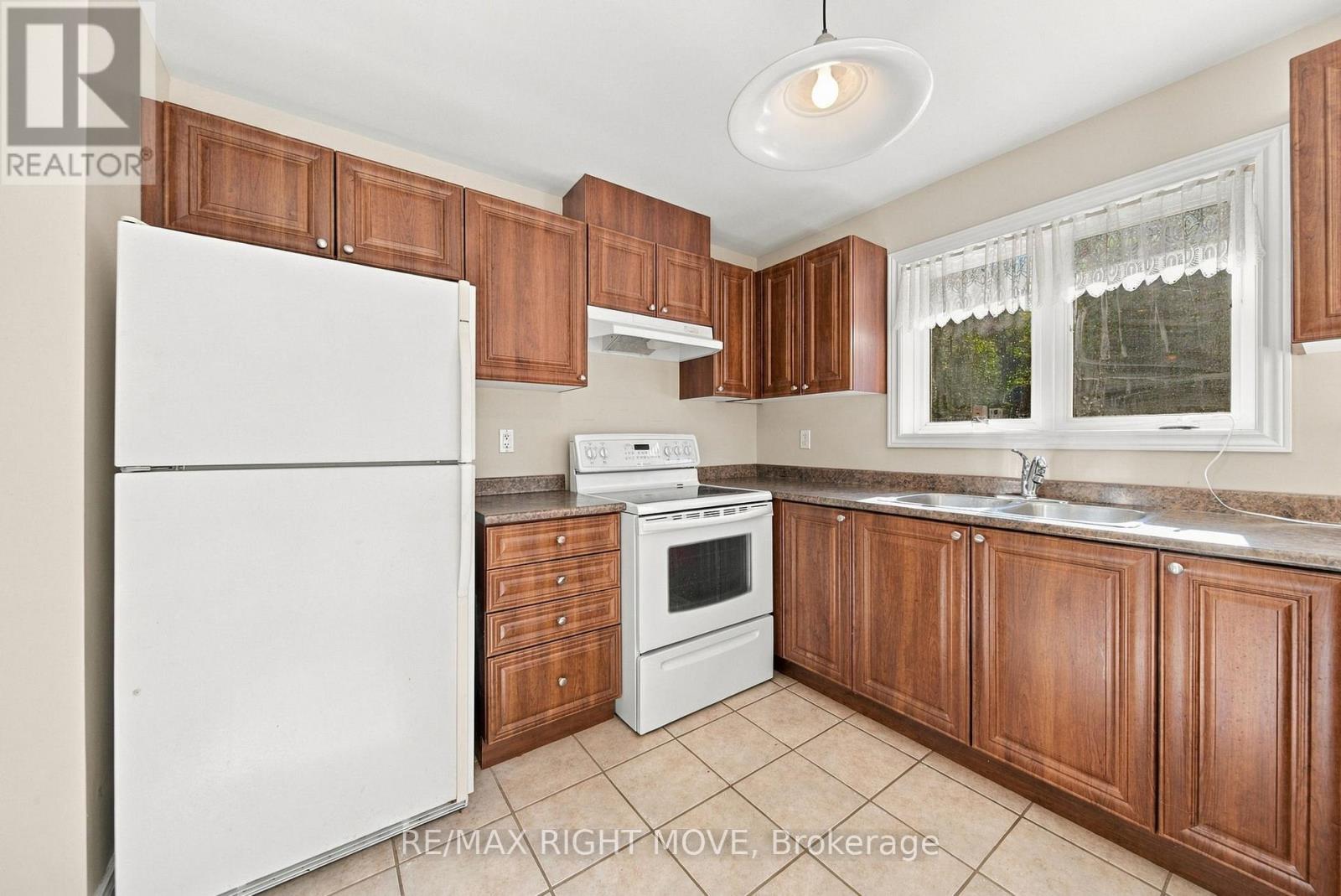 3240 Goldstein Road, Severn (West Shore), Ontario  L0K 2B0 - Photo 16 - S13822234