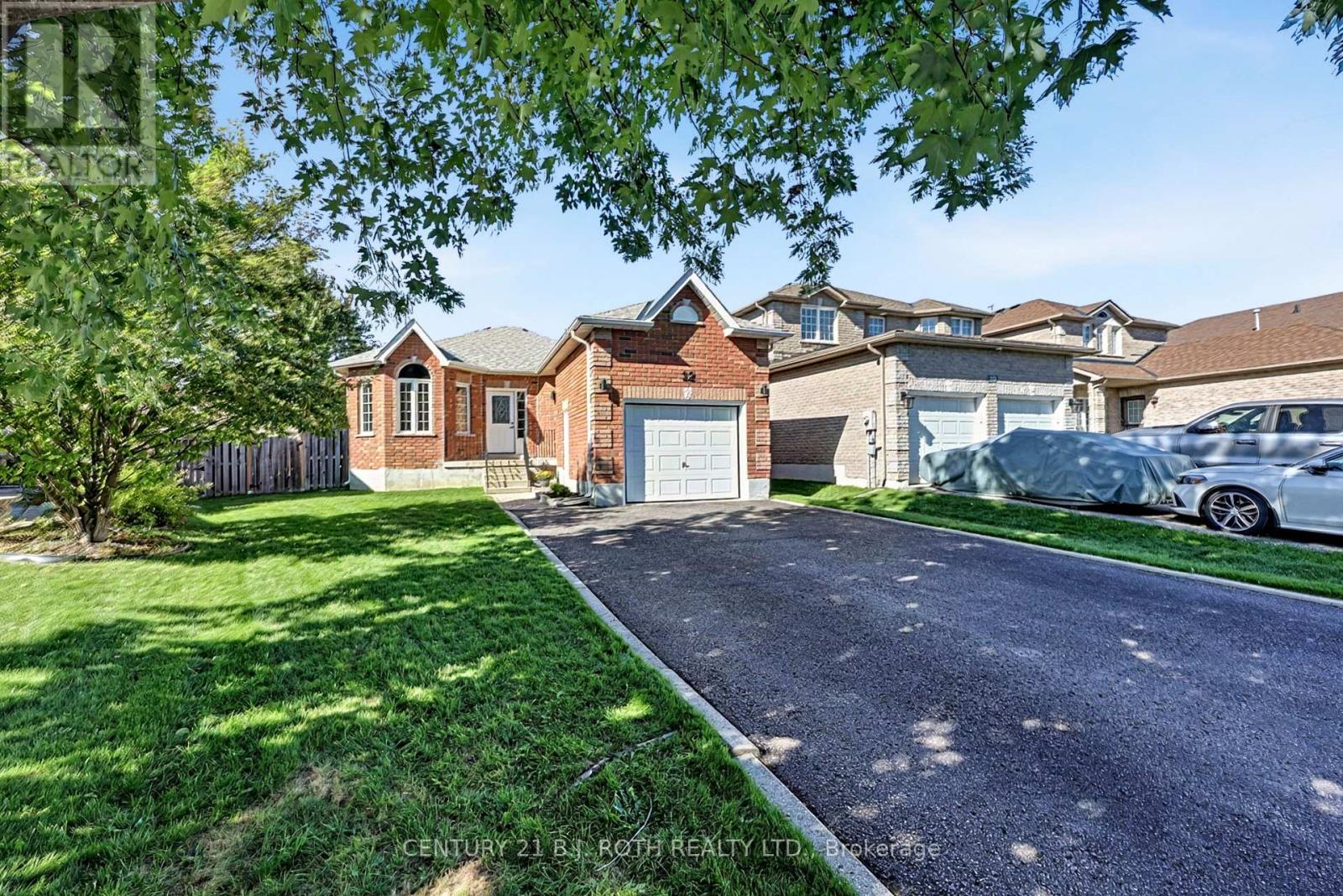 12 Lamont Crescent, Barrie (Ardagh), Ontario L4N 2G8 - Photo 2 - S13822274