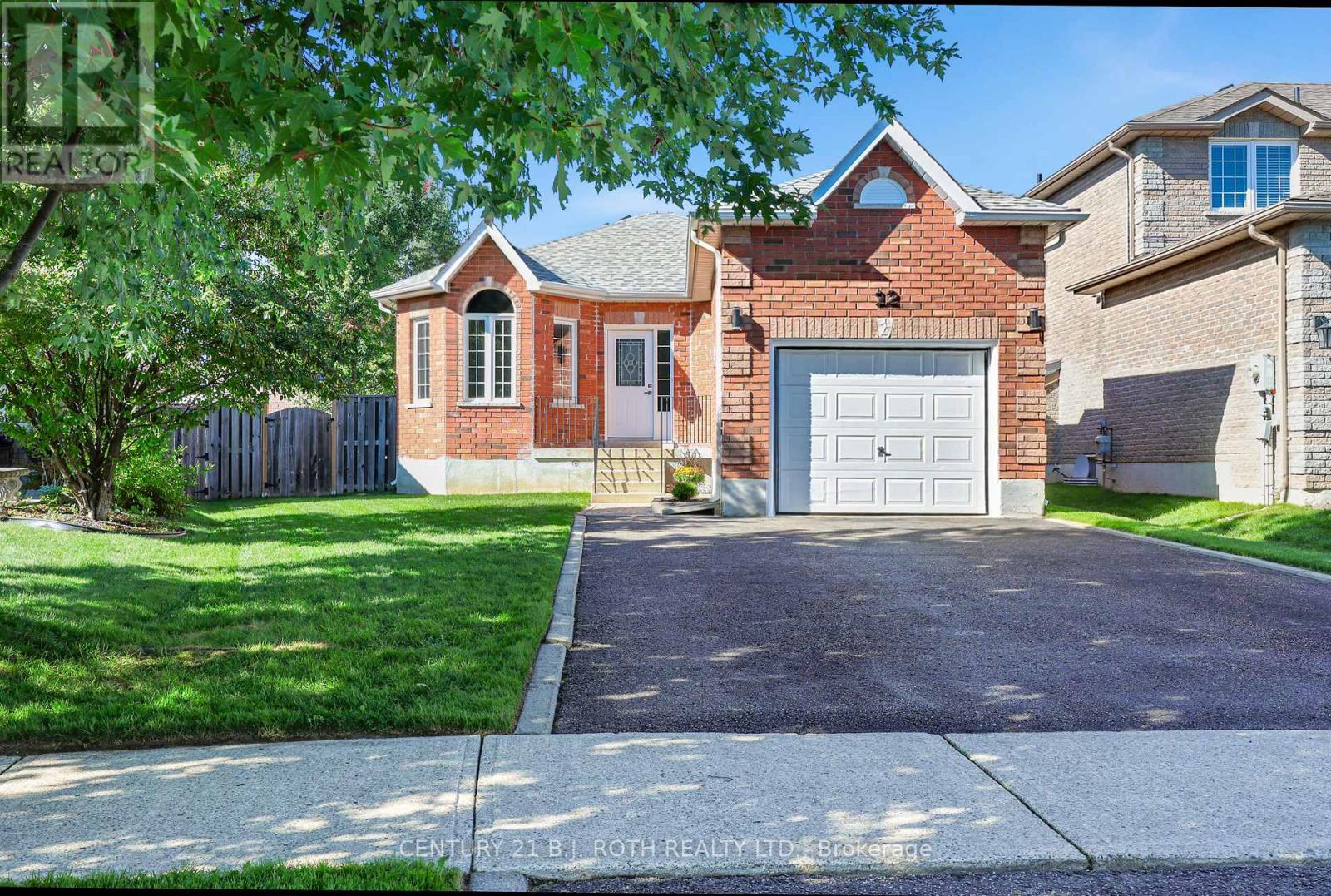 12 Lamont Crescent, Barrie (Ardagh), Ontario L4N 2G8 - Photo 3 - S13822274