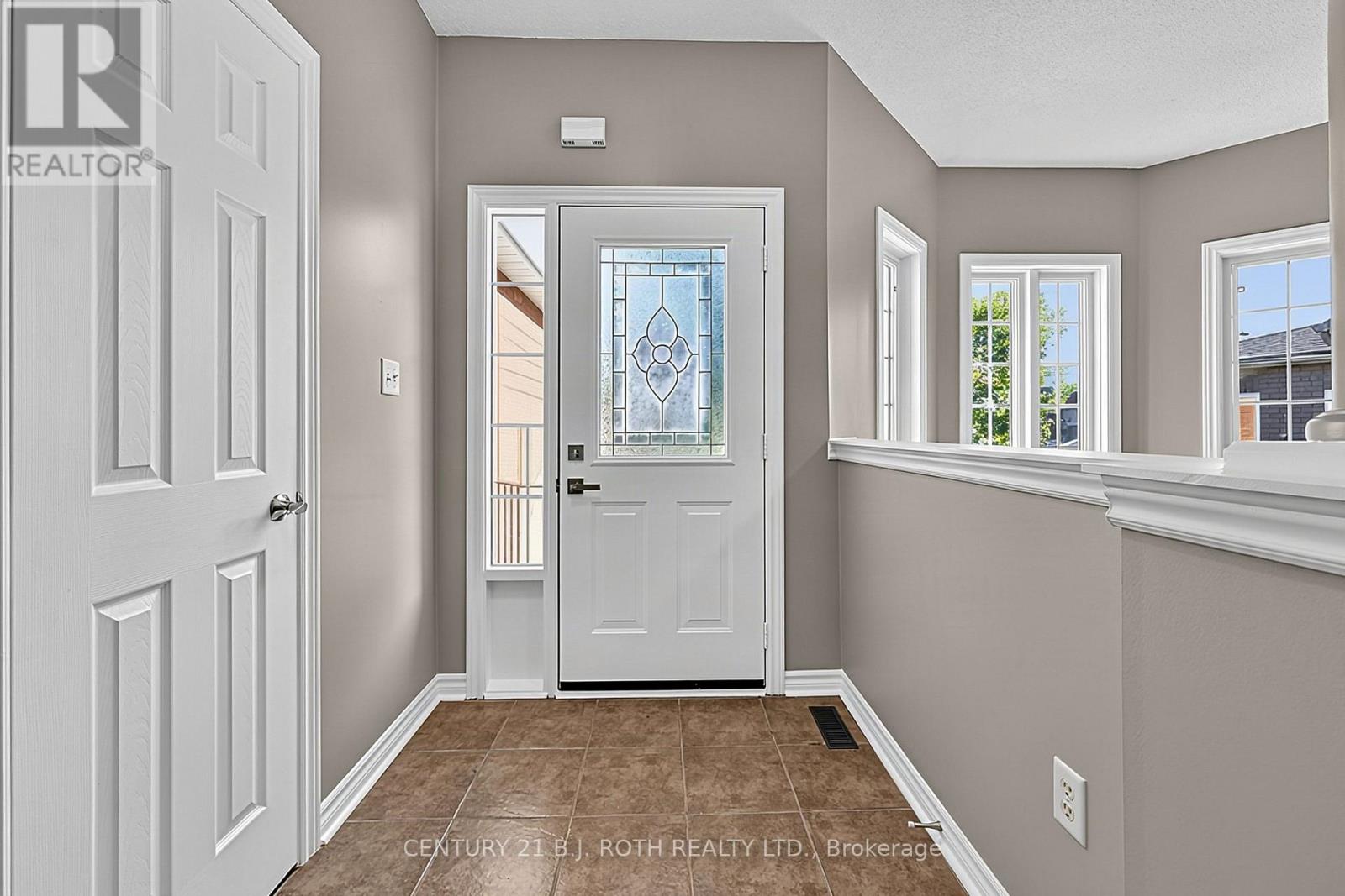 12 Lamont Crescent, Barrie (Ardagh), Ontario L4N 2G8 - Photo 4 - S13822274