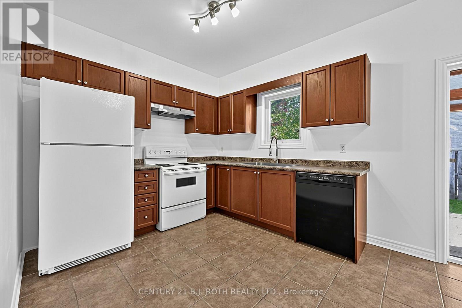 12 Lamont Crescent, Barrie (Ardagh), Ontario L4N 2G8 - Photo 6 - S13822274