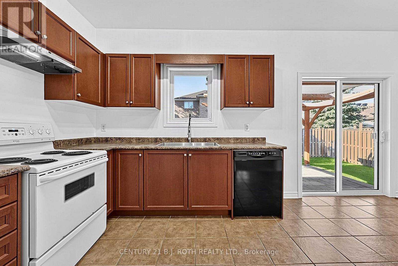 12 Lamont Crescent, Barrie (Ardagh), Ontario L4N 2G8 - Photo 7 - S13822274