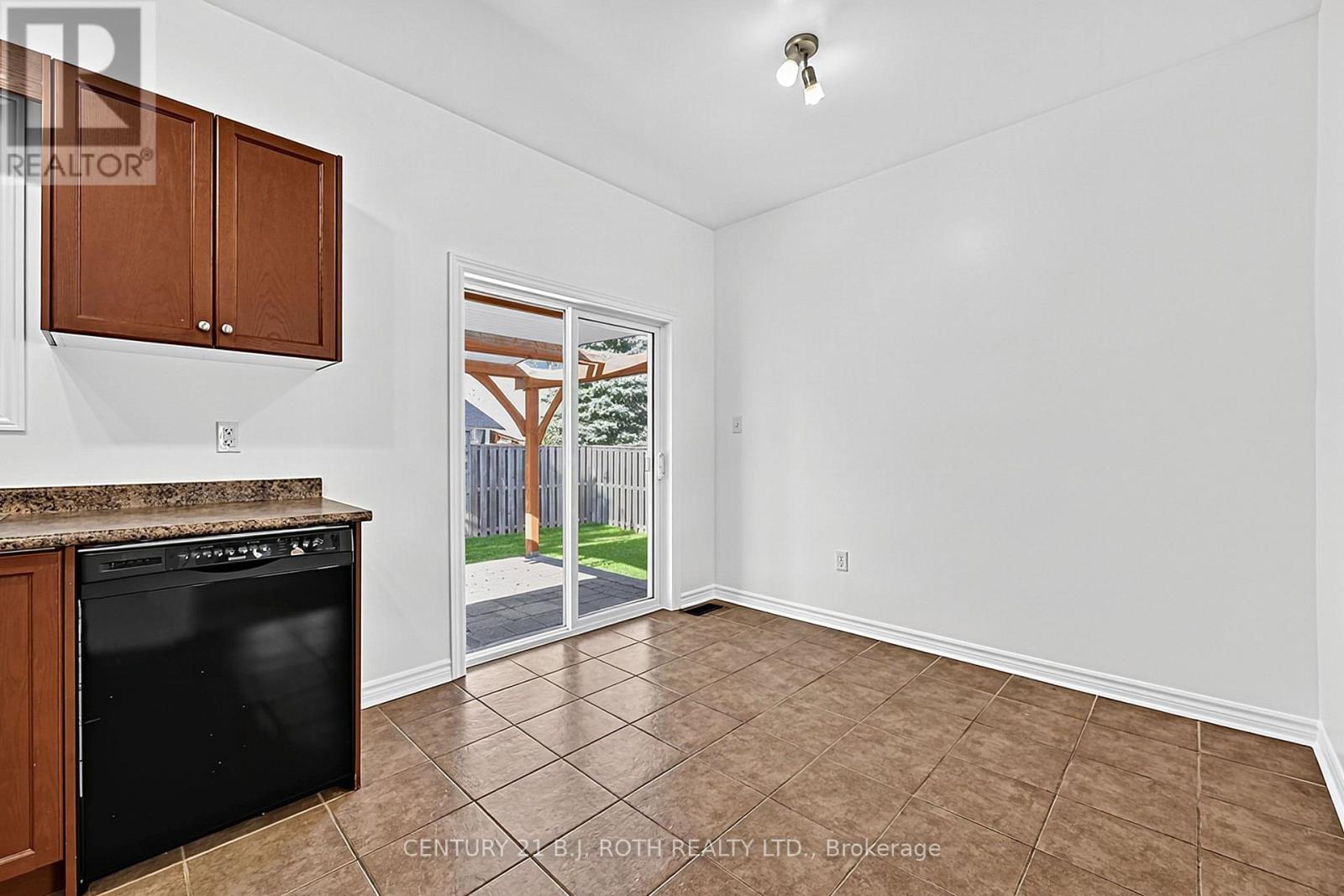 12 Lamont Crescent, Barrie (Ardagh), Ontario L4N 2G8 - Photo 8 - S13822274