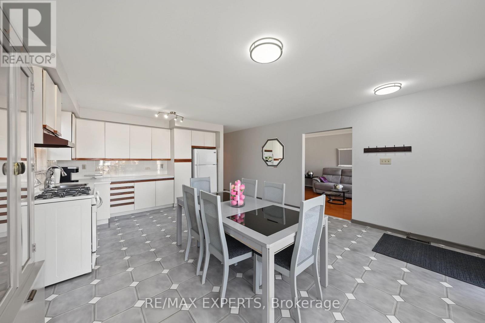 129 Sultana Avenue, Toronto (Englemount-Lawrence), Ontario  M6A 1T6 - Photo 13 - C13822354