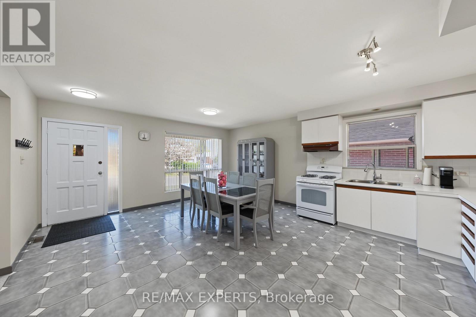 129 Sultana Avenue, Toronto (Englemount-Lawrence), Ontario  M6A 1T6 - Photo 16 - C13822354