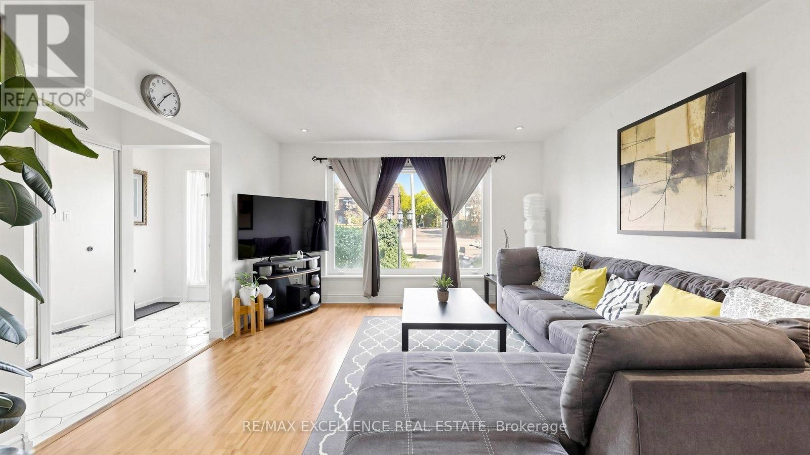 28 Glenvale Boulevard, Brampton (Northgate), Ontario  L6S 1J1 - Photo 4 - W13822376