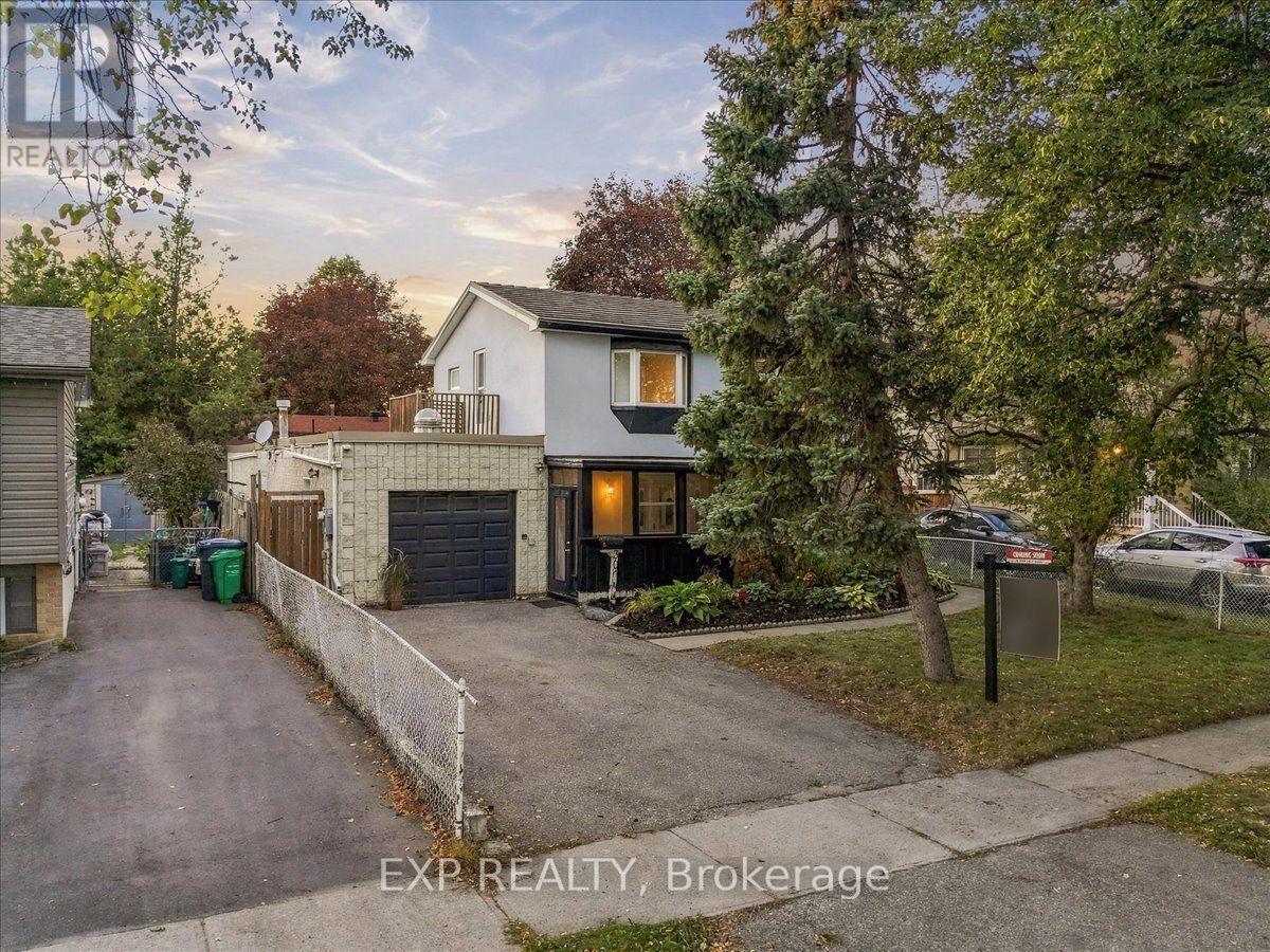 30 HERKLEY DRIVE, Brampton, Ontario