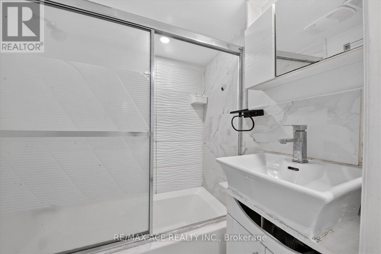 47 Laurel Avenue, Toronto, Ontario  M1K 3J4 - Photo 24 - E13822680